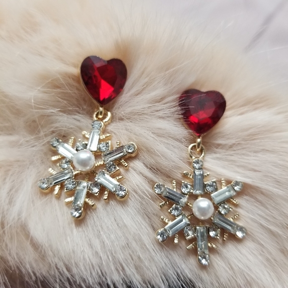 🍒NEW🍒 WINTER WONDERLAND DROP EARRINGS - Picture 3 of 9